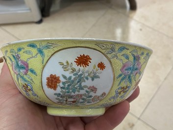 Un bol en porcelaine de Chine famille rose &agrave; fond jaune sgraffito, marque et &eacute;poque de Daoguang